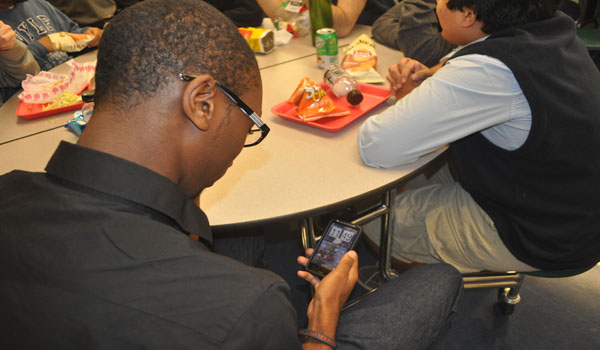 On the edge: electronic devices should be allowed during lunch 
