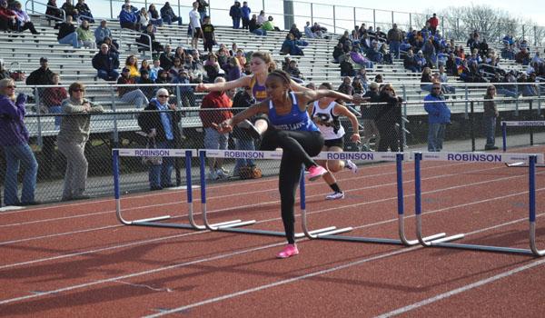 Indoor track and field competes in Polar Bear Meet