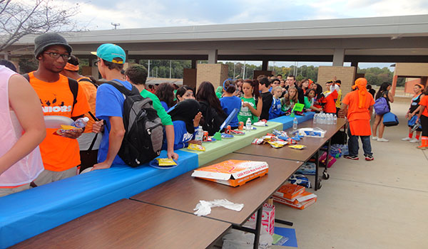 Barbeque added to Powder Puff night; seniors and sophomores win games