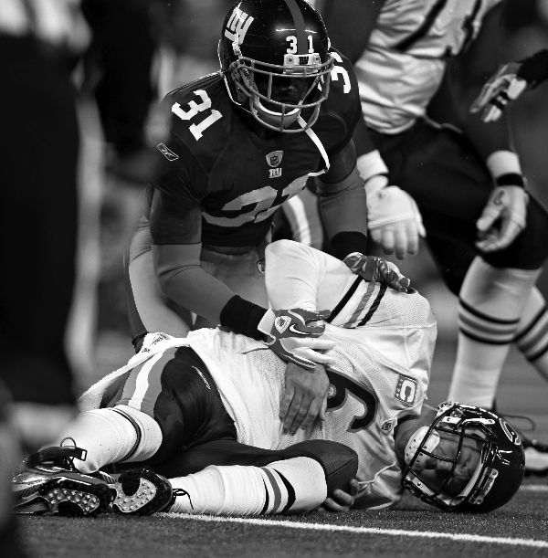 Chicago Bears’ Jay Cutler sustains a concussion on a sack by New York
Giants’ Aaron Ross in the second quarter at New Meadowlands Stadium in
East Rutherford, New Jersey, Oct. 3, 2010. (Brian Cassella/Chicago Tribune/
MCT)