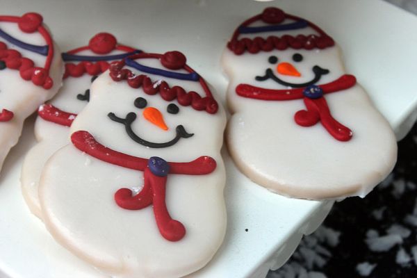 Snowmen cookies in a bakery window in Chicagos loop add to the winter fun. 