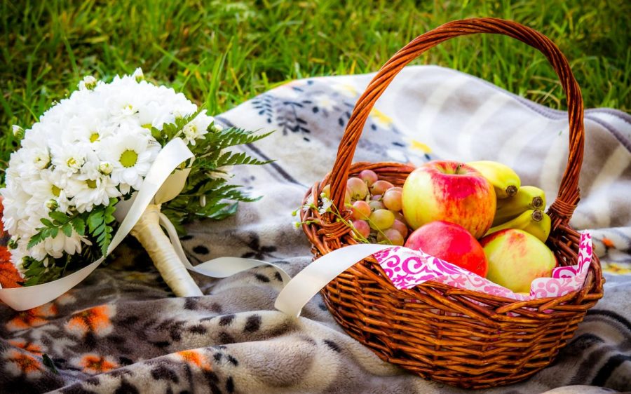 Photo of a picnic basket, courtesy of www.wallsdesk.com