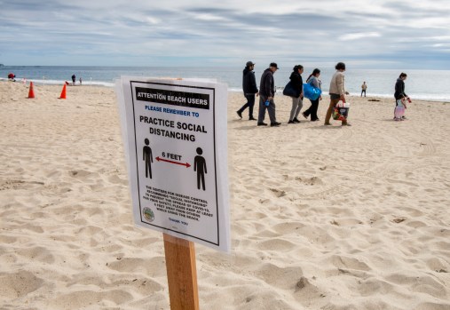 The City of Laguna Beach put out signs to remind beach-goers to maintain a distance of 6-feet from each other at Main Beach in Laguna Beach on Sunday, March 22, 2020 despite the coronavirus. (Photo by Leonard Ortiz, Orange County Register/SCNG)