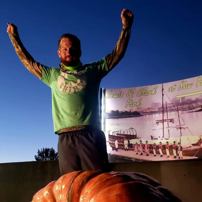 Missouri+Man+Rides+1%2C208+Pound+Pumpkin+Boat+with+the+photo+courtesy+of+the+New+York+Post