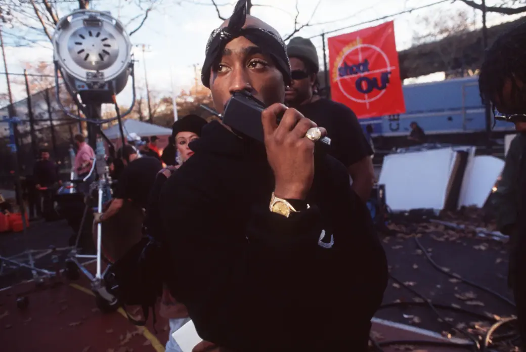 Tupac en el set de Above the Rim en Harlem en 1993 con cortesía de Mark Peterson / Corbis a través de Getty Images