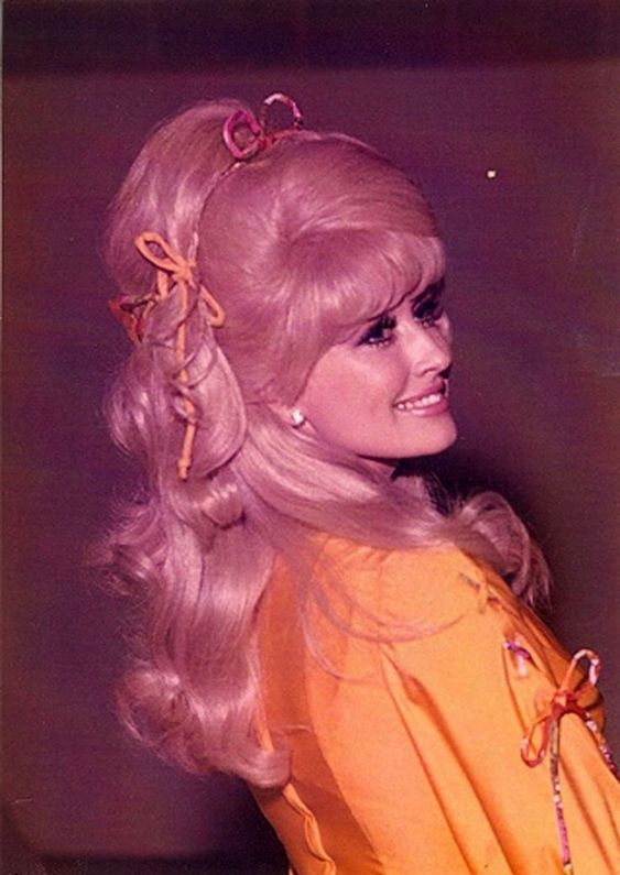 El impresionante cabello de Dolly Parton; Fotografía tomada en los años 1960.