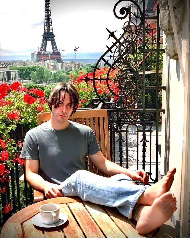 Keanu Reeves relajándose en París, Francia. (2003)